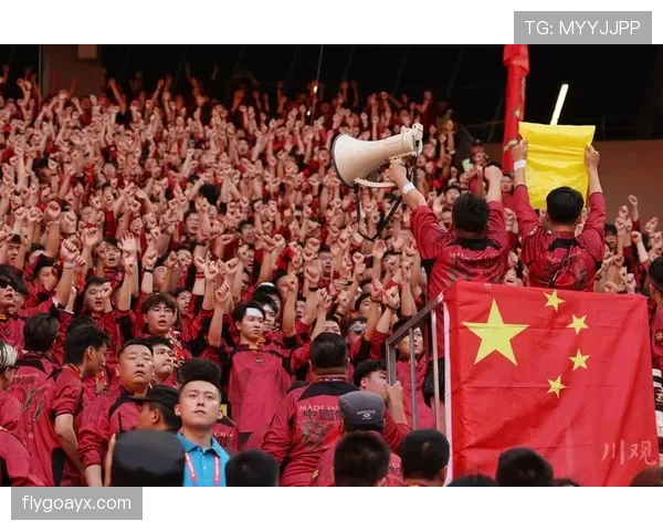 东亚杯球迷热情高涨，赛场氛围火爆引关注
