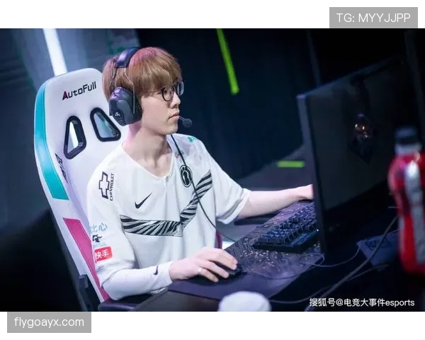 Osimhen在训练场上展现惊人专注，状态回暖备战新赛季表现值得关注