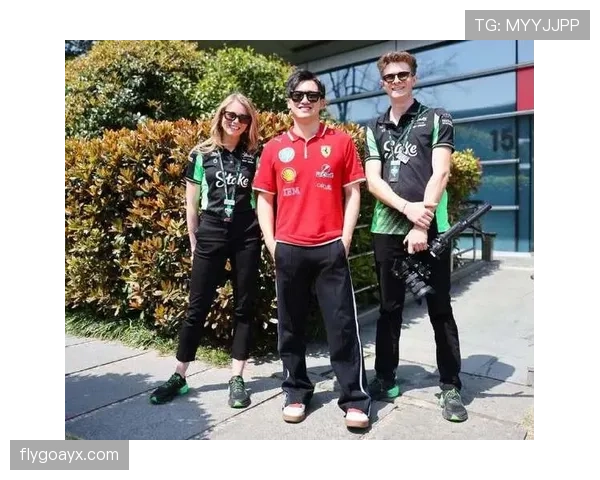 周冠宇在F1围场外被拍到拎着便利店饭团当晚餐,这自律程度我真服了 周冠宇在F1围场外被拍到拎着便利店饭团当晚餐,这自律程度我真服了