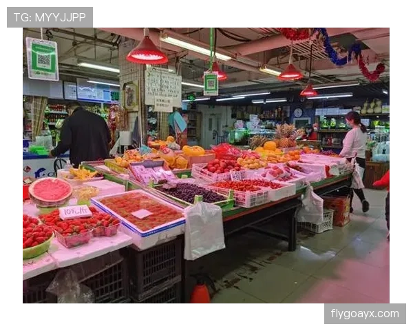 阿尔瓦雷斯穿大牌外套拎便利店塑料袋买菜，这反差把我笑懵了